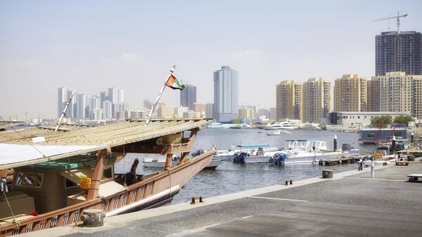 Лодки на берегу города Аджман, ОАЭ