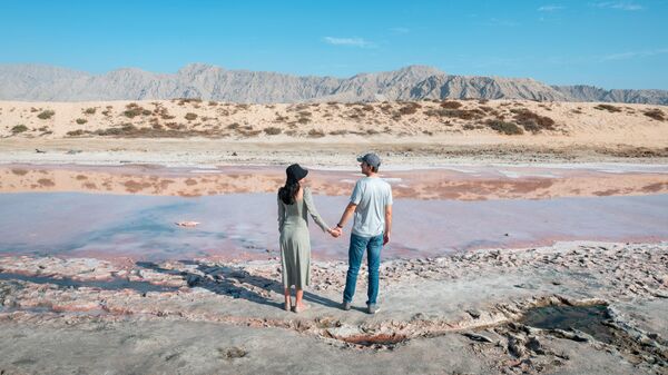 Пара на Розовом озере в эмирате Рас-аль-Хайм, ОАЭ