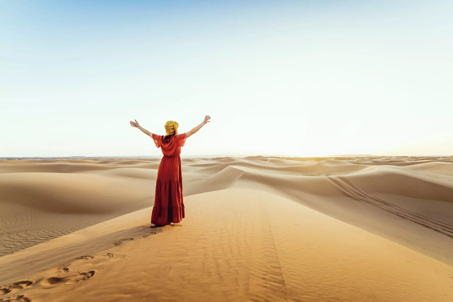 Девушка в пустыне Абу-Даби, ОАЭ - РИА Новости, 1920, 08.12.2023