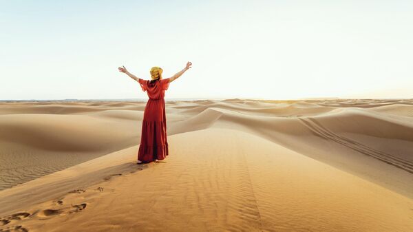 Девушка в пустыне Абу-Даби, ОАЭ
