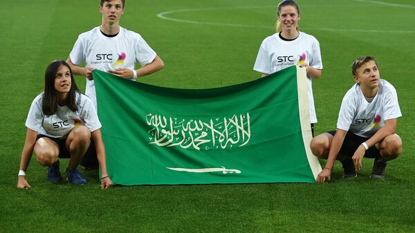Флаг Саудовской Аравии перед началом футбольного матча