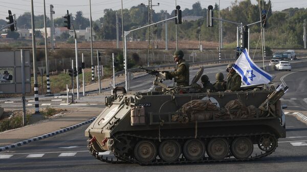 Израильские военные на БТР неподалеку от границы с сектором Газа
