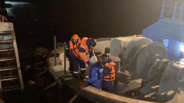 Магаданские спасатели эвакуируют больного моряка с танкера Глорилэнд в Охотском море
