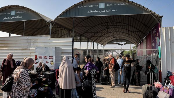 Люди на границе сектора Газа и Египта в Рафахе