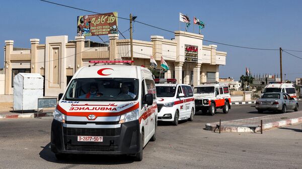 Машины скорой помощи из сектора Газа на КПП Рафах на границе с Египтом