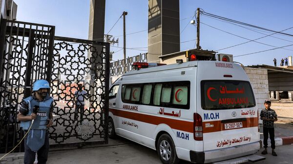 Машина скорой помощи из сектора Газа на КПП Рафах на границе с Египтом