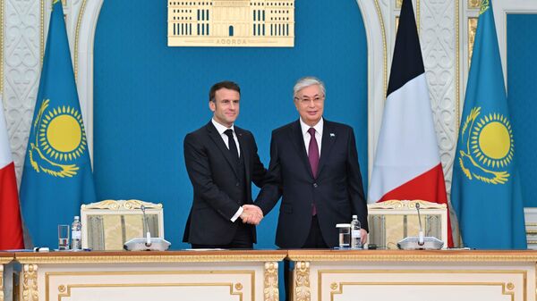 Президент Казахстана Касым-Жомарт Токаев и президент Франции Эммануэль Макрон во время встречи в Астане