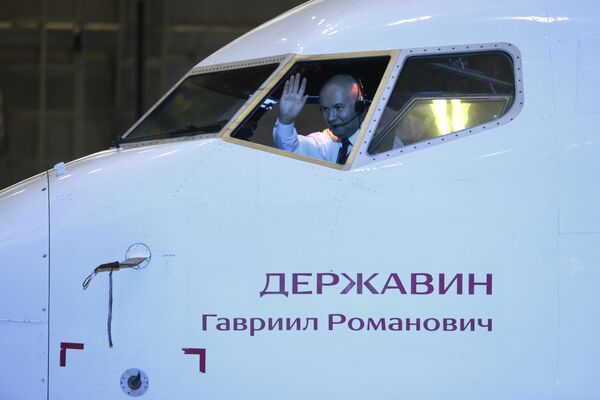 На презентации самолёта Boeing 737-900 авиакомпании Россия, названного в честь Г.Р. Державина
