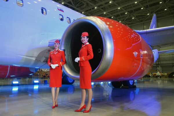 Бортпроводницы авиакомпании Аэрофлот на презентации самолёта Boeing 737-900 авиакомпании Россия, названного в честь Гавриила Державина
