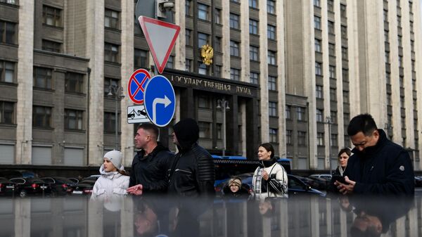 Люди на улице Охотный ряд в Москве