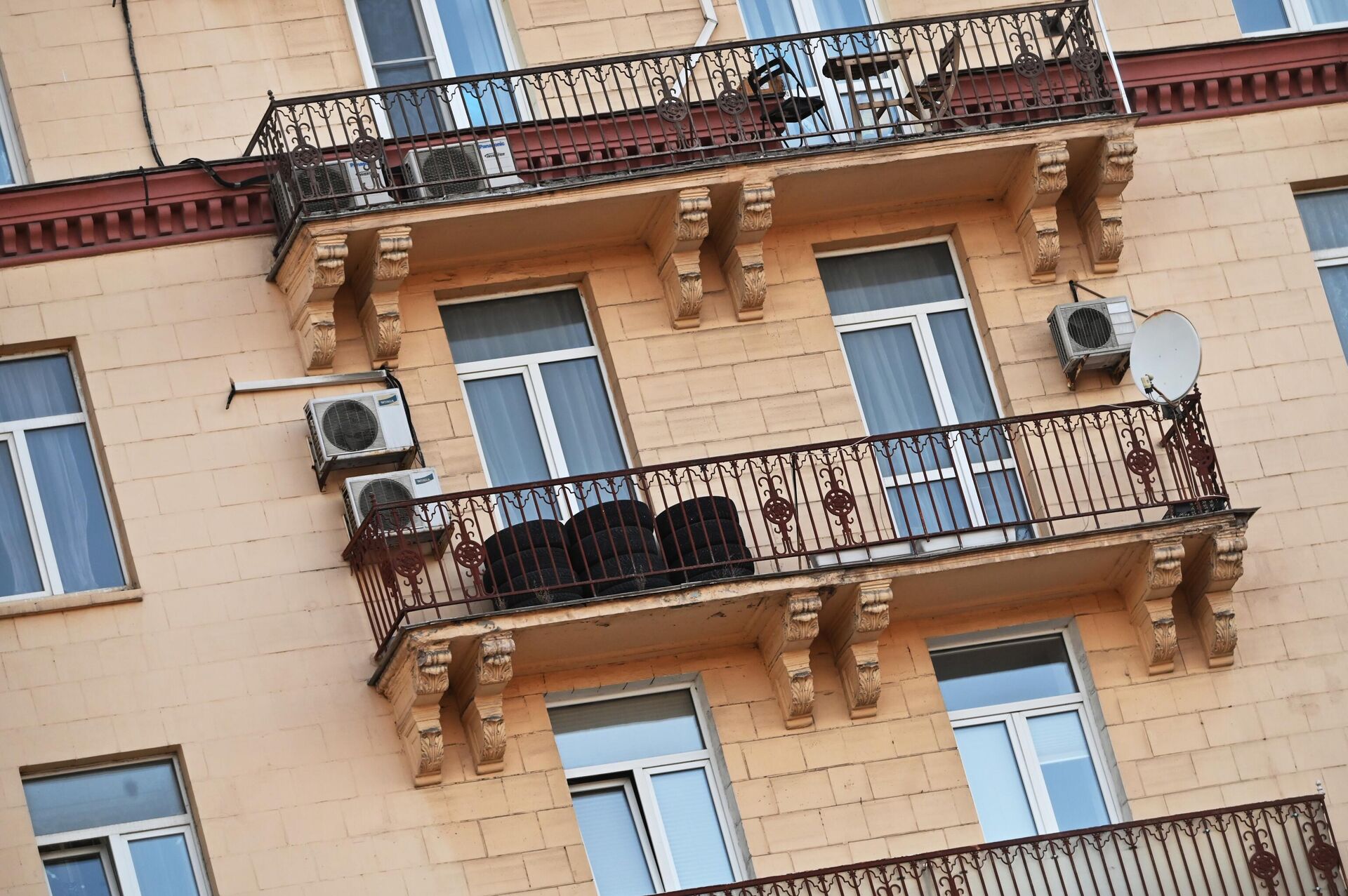 Автомобильные шины на балконе жилого дома - РИА Новости, 1920, 01.11.2023