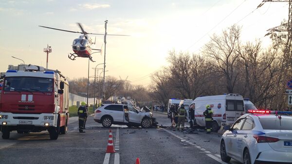 Последствия ДТП с участием с участием машины скорой помощи на улице Капотня в Москве