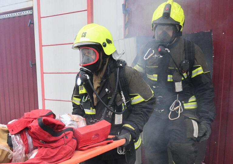 Пожарные и спасатели во время тренировки на учебной площадке Департамента по делам гражданской обороны, чрезвычайным ситуациям и пожарной безопасности города Москвы в Московской области Пожарные и спасатели во время тренировки на учебной площадке Департамента по делам гражданской обороны, чрезвычайным ситуациям и пожарной безопасности города Москвы в Московской области