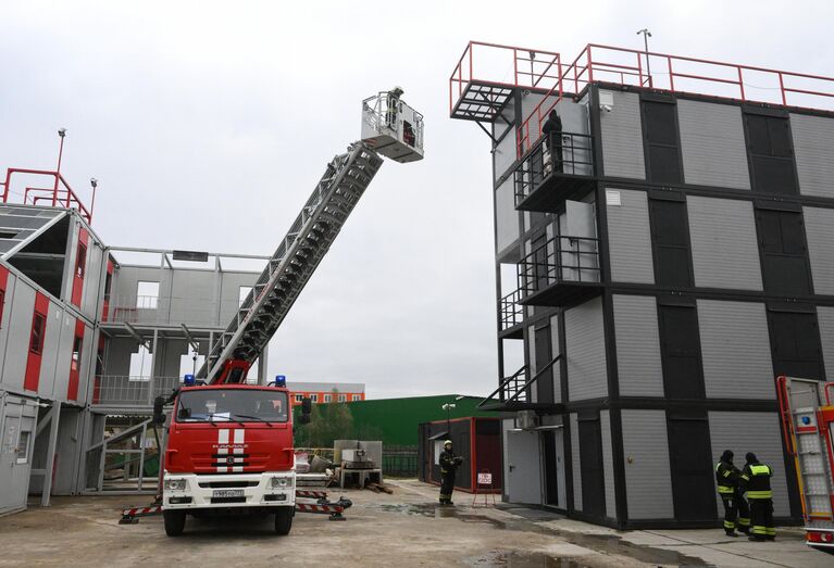 Пожарные и спасатели во время тренировки на учебной площадке Департамента по делам гражданской обороны, чрезвычайным ситуациям и пожарной безопасности города Москвы в Московской области Пожарные и спасатели во время тренировки на учебной площадке Департамента по делам гражданской обороны, чрезвычайным ситуациям и пожарной безопасности города Москвы в Московской области