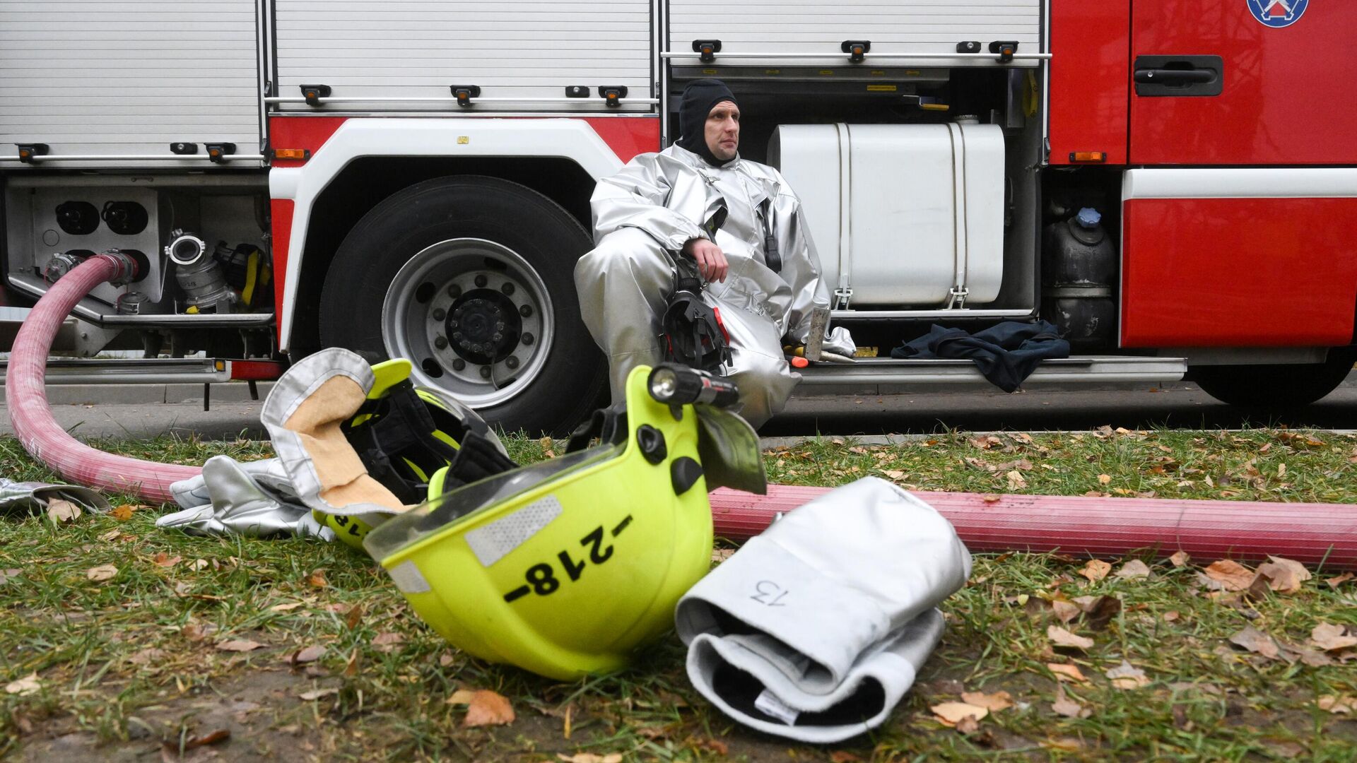Сотрудник пожарной службы во время тренировки на учебной площадке Департамента по делам гражданской обороны, чрезвычайным ситуациям и пожарной безопасности города Москвы в Московской области Сотрудник пожарной службы во время тренировки на учебной площадке Департамента по делам гражданской обороны, чрезвычайным ситуациям и пожарной безопасности города Москвы в Московской области - РИА Новости, 1920, 06.11.2023