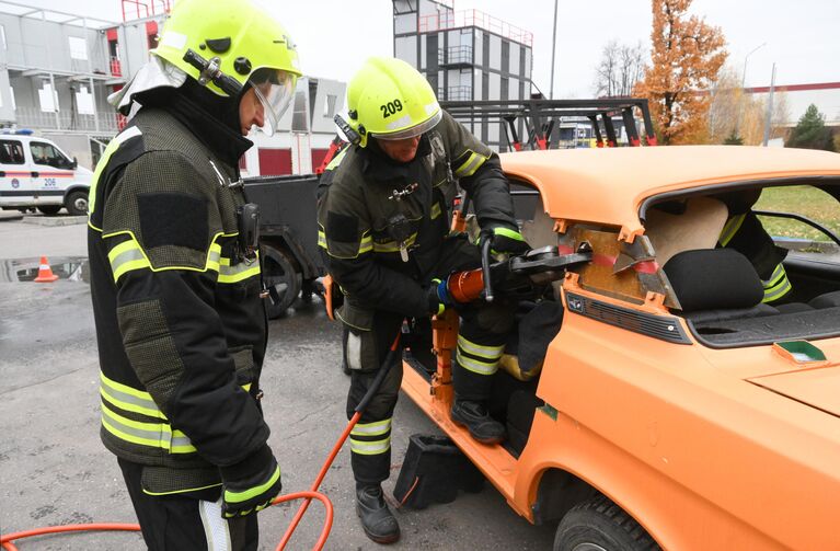 Пожарные и спасатели во время тренировки на учебной площадке Департамента по делам гражданской обороны, чрезвычайным ситуациям и пожарной безопасности города Москвы в Московской области Пожарные и спасатели во время тренировки на учебной площадке Департамента по делам гражданской обороны, чрезвычайным ситуациям и пожарной безопасности города Москвы в Московской области