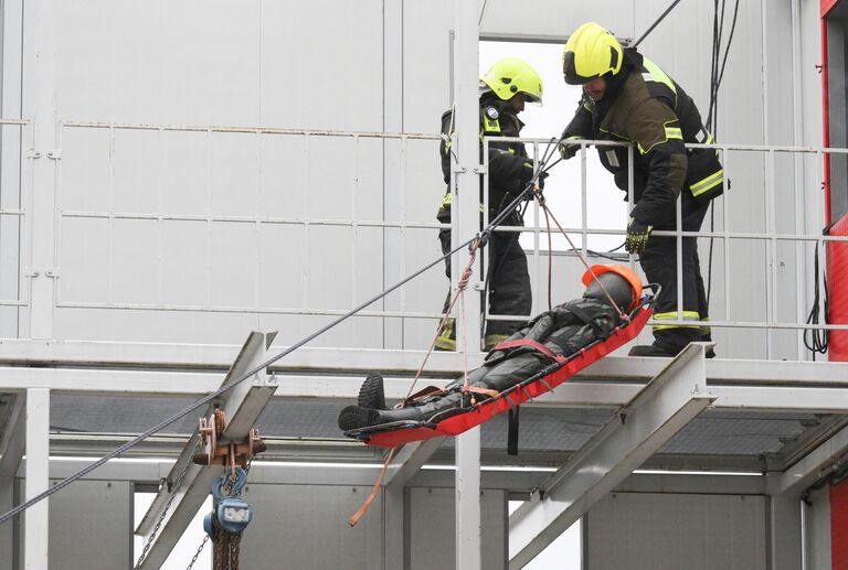 Пожарные и спасатели во время тренировки на учебной площадке Департамента по делам гражданской обороны, чрезвычайным ситуациям и пожарной безопасности города Москвы в Московской области Пожарные и спасатели во время тренировки на учебной площадке Департамента по делам гражданской обороны, чрезвычайным ситуациям и пожарной безопасности города Москвы в Московской области