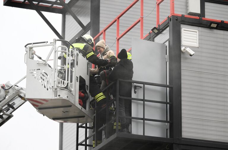 Пожарные и спасатели во время тренировки на учебной площадке Департамента по делам гражданской обороны, чрезвычайным ситуациям и пожарной безопасности города Москвы в Московской области Пожарные и спасатели во время тренировки на учебной площадке Департамента по делам гражданской обороны, чрезвычайным ситуациям и пожарной безопасности города Москвы в Московской области