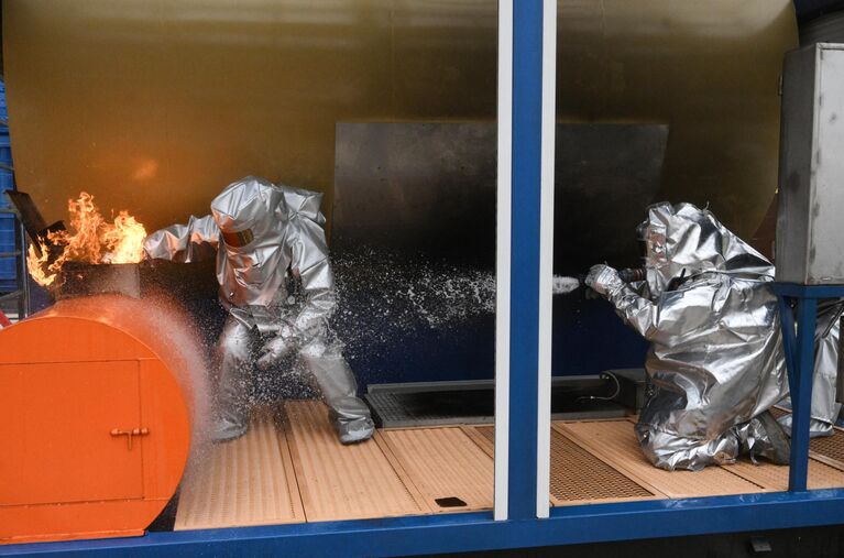 Пожарные и спасатели во время тренировки на учебной площадке Департамента по делам гражданской обороны, чрезвычайным ситуациям и пожарной безопасности города Москвы в Московской области Пожарные и спасатели во время тренировки на учебной площадке Департамента по делам гражданской обороны, чрезвычайным ситуациям и пожарной безопасности города Москвы в Московской области