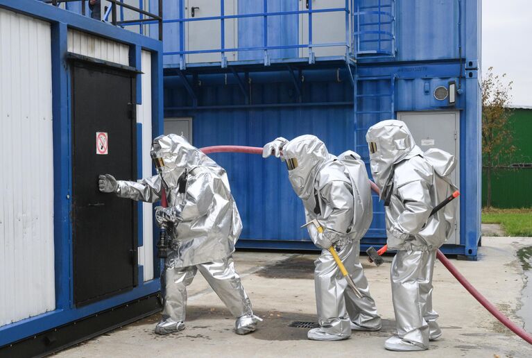 Пожарные и спасатели во время тренировки на учебной площадке Департамента по делам гражданской обороны, чрезвычайным ситуациям и пожарной безопасности города Москвы в Московской области Пожарные и спасатели во время тренировки на учебной площадке Департамента по делам гражданской обороны, чрезвычайным ситуациям и пожарной безопасности города Москвы в Московской области