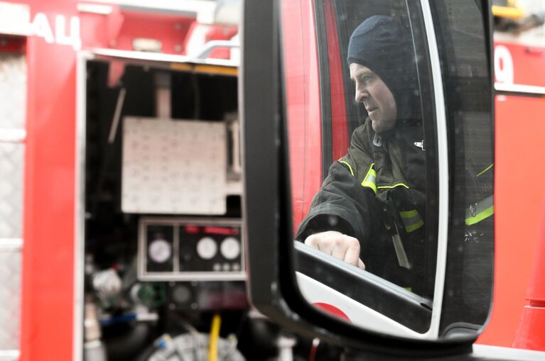 Сотрудник пожарной службы во время тренировки на учебной площадке Департамента по делам гражданской обороны, чрезвычайным ситуациям и пожарной безопасности города Москвы в Московской области Сотрудник пожарной службы во время тренировки на учебной площадке Департамента по делам гражданской обороны, чрезвычайным ситуациям и пожарной безопасности города Москвы в Московской области