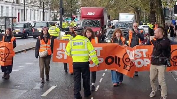 Активисты экологического движения Just Stop Oil в Лондоне, которые устроили протестную акцию против добычи нефти и газа