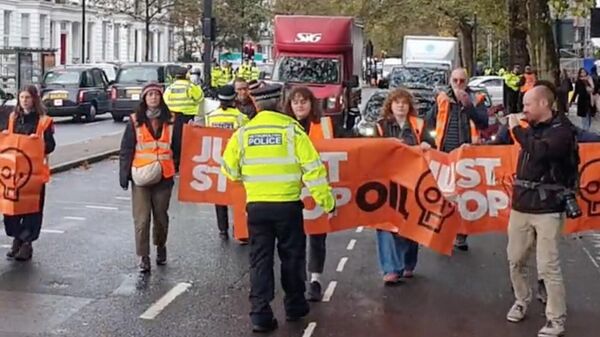 Активисты экологического движения Just Stop Oil в Лондоне, которые устроили протестную акцию против добычи нефти и газа