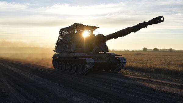 Самоходная гаубица Мста-С выполняет боевое задание на огневой позиции на Запорожском направлении в зоне проведения специальной военной операции