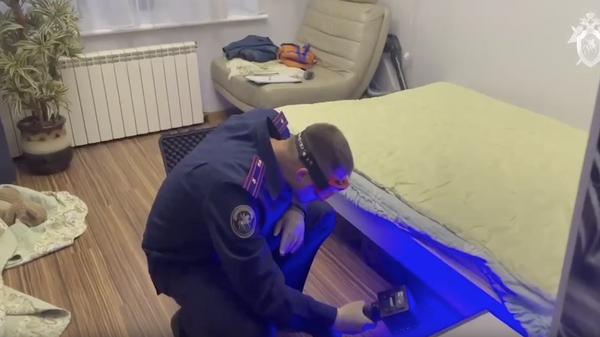 Следователь СК во время следственных мероприятий в доме, где было найдено тело ребенка во Владивостоке