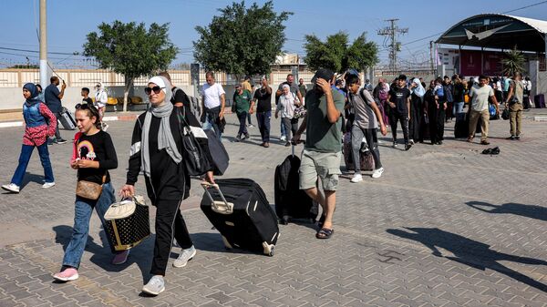 Люди на пункте пропуска Рафах на границе сектора Газа и Египта