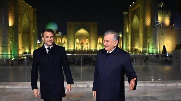 Президент Узбекистана Шавкат Мирзиеев и президент Франции Эмануэль Макрон во время ночной прогулки по Самарканду