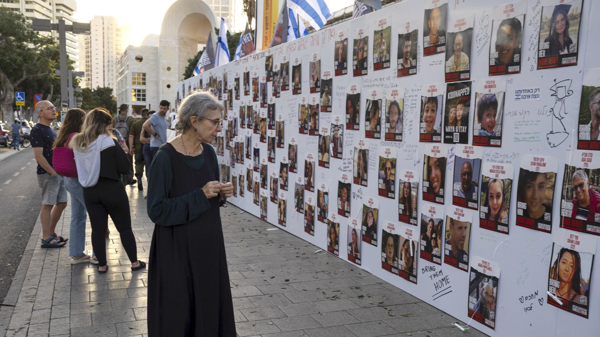 Фотографии израильтян, пропавших без вести и находящихся в заложниках в секторе Газа, на стенде в Тель-Авиве - РИА Новости, 1920, 24.11.2023
