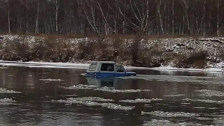 Эвакуация женщины из автомобиля, застрявшего на реке Урюп в Шарыповском районе Красноярского края Эвакуация женщины из автомобиля, застрявшего на реке Урюп в Шарыповском районе Красноярского края - РИА Новости, 1920, 02.11.2023