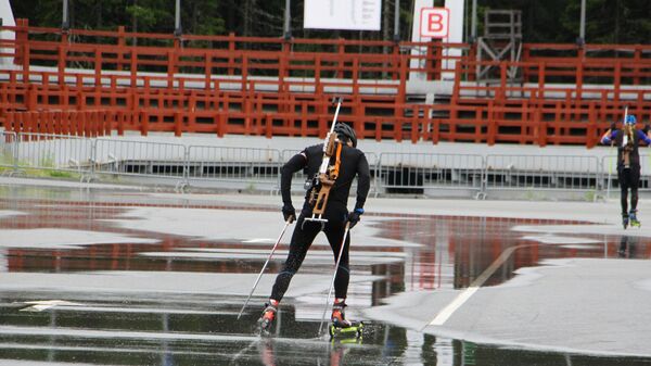 Летом на биатлонном стадионе тренируются на роллерах вместо лыж
