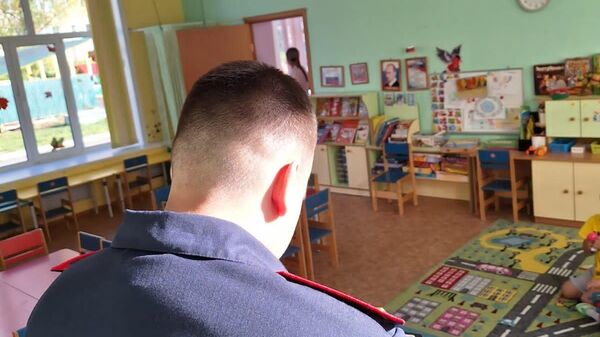 Сотрудник СУ СК РФ по Сахалинской области в детском саду, где воспитатель применил насилие к ребенку