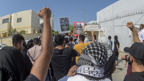 Население Бахрейна скандирует лозунги во время митинга в поддержку палестинского народа и осуждения действий Израиля