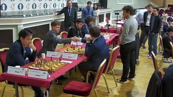 Украинский шахматист Кузубов пожал руку россиянину Артемьеву на шахматном турнире