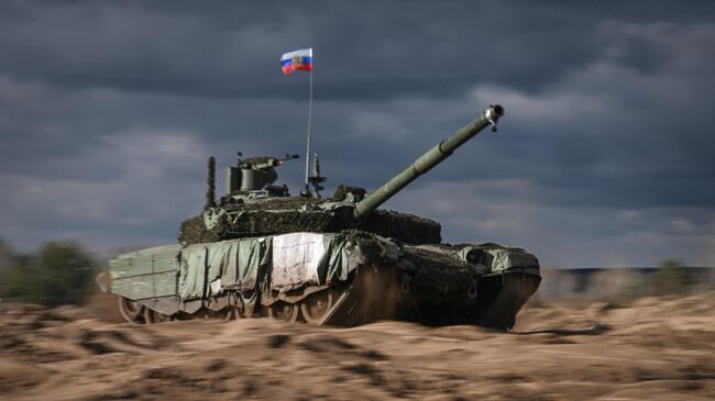 Танк Т-90М Прорыв военнослужащих ЦВО ВС РФ выполняет боевое слаживание на полигоне в тыловом районе специальной военной операции. Архивное фото