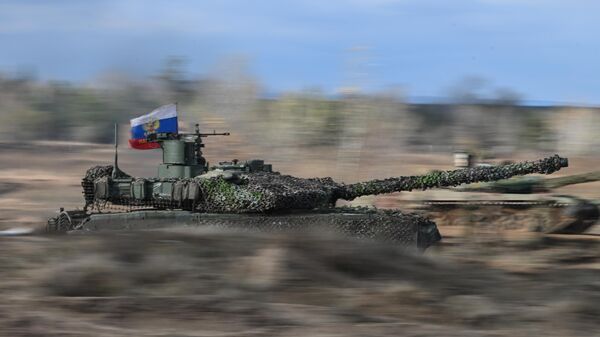 Танк Т-90М Прорыв военнослужащих ЦВО ВС РФ выполняет боевое слаживание на полигоне в тыловом районе специальной военной операции