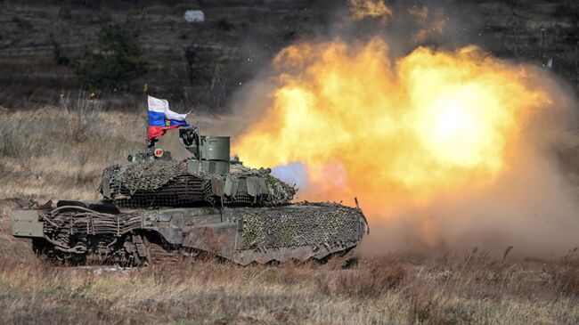 Танк Т-90М Прорыв военнослужащих ЦВО ВС РФ выполняет боевое слаживание на полигоне в тыловом районе специальной военной операции