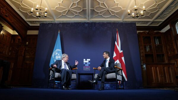 Премьер-министр Великобритании Риши Сунак и генеральный секретарь ООН Антониу Гутерреш во время встречи  на полях глобальной конференции по безопасности искусственного интеллекта