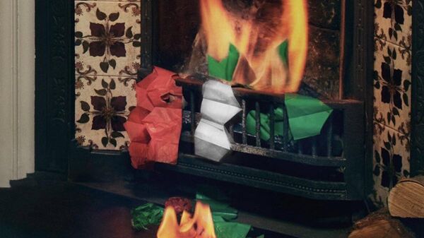 Скриншот видео с горящими шляпами, напоминающими флаг Палестины, из рождественской рекламы Marks & Spencer, опубликованной в соцсетях компании