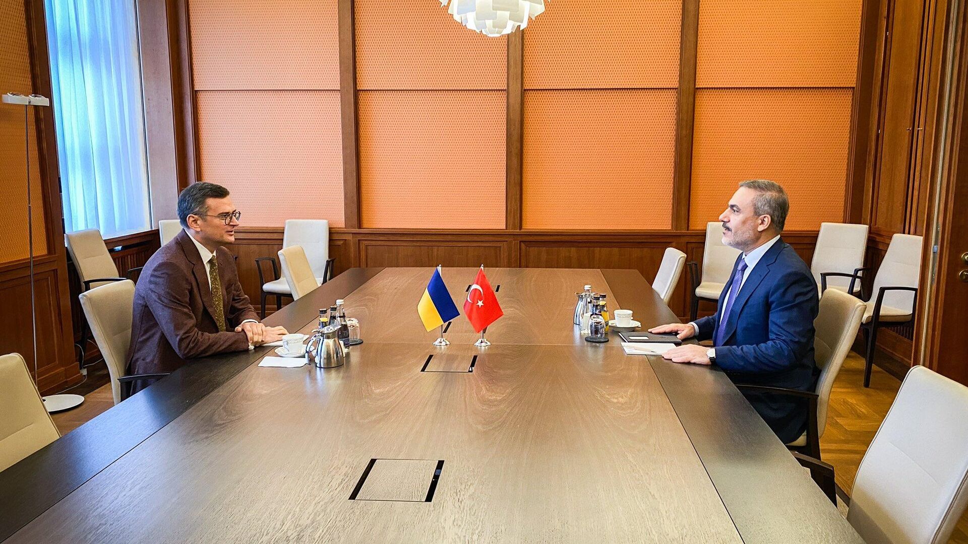 Глава МИД Украины Дмитрий Кулеба и Глава МИД Турции Хакан Фидан Глава МИД Украины Дмитрий Кулеба и Глава МИД Турции Хакан Фидан - РИА Новости, 1920, 02.11.2023