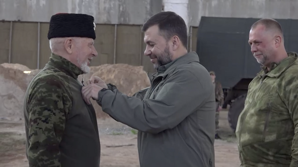 Глава ДНР Денис Пушилин во время награждения военнослужащих