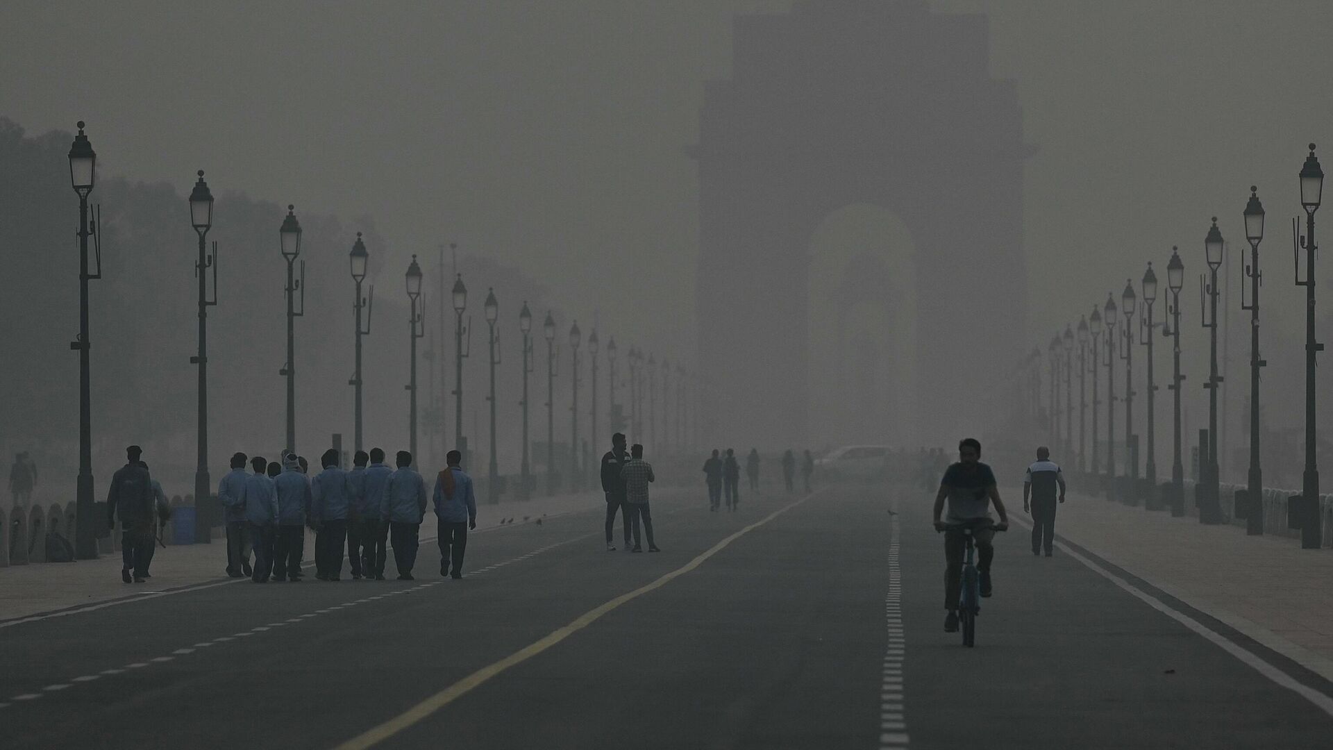 Люди гуляют в условиях критически загрязненного воздуха около монумента Ворота Индии в Нью-Дели. 3 ноября 2023 - РИА Новости, 1920, 03.11.2023