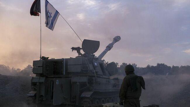 Израильский военный во время наземной операции в секторе Газа. Архивное фото