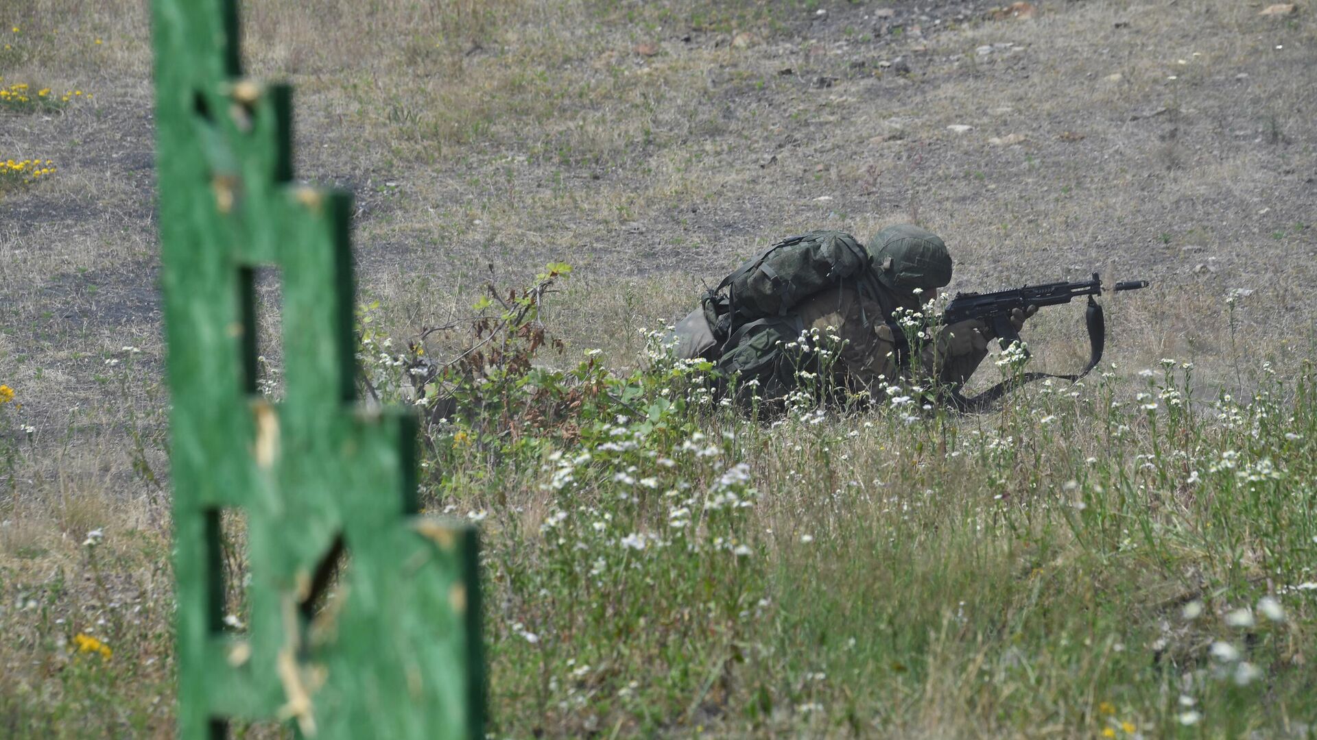 Разведчик группировки Юг из числа военнослужащих ВС РФ во время боевого слаживания в рамках интенсивной подготовки на полигоне в ДНР - РИА Новости, 1920, 05.11.2023