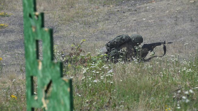 Разведчик группировки Юг из числа военнослужащих ВС РФ во время боевого слаживания в рамках интенсивной подготовки на полигоне в ДНР