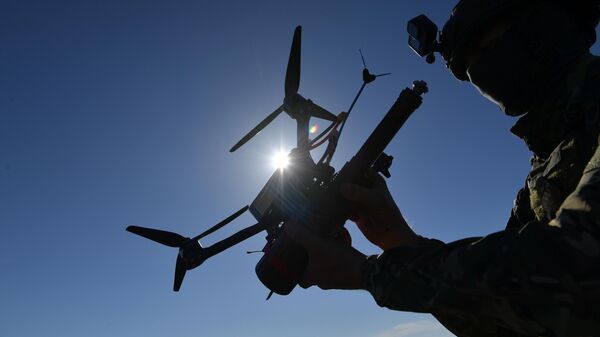 FPV-дрон в руках разведчика в зоне специальной военной операции. Архивное фото