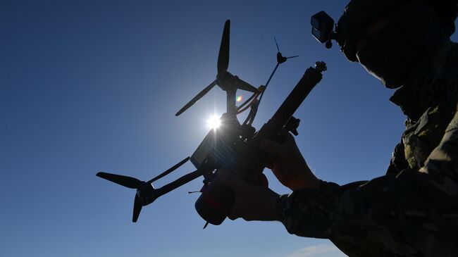 Российский боец с FPV-дроном в зоне СВО